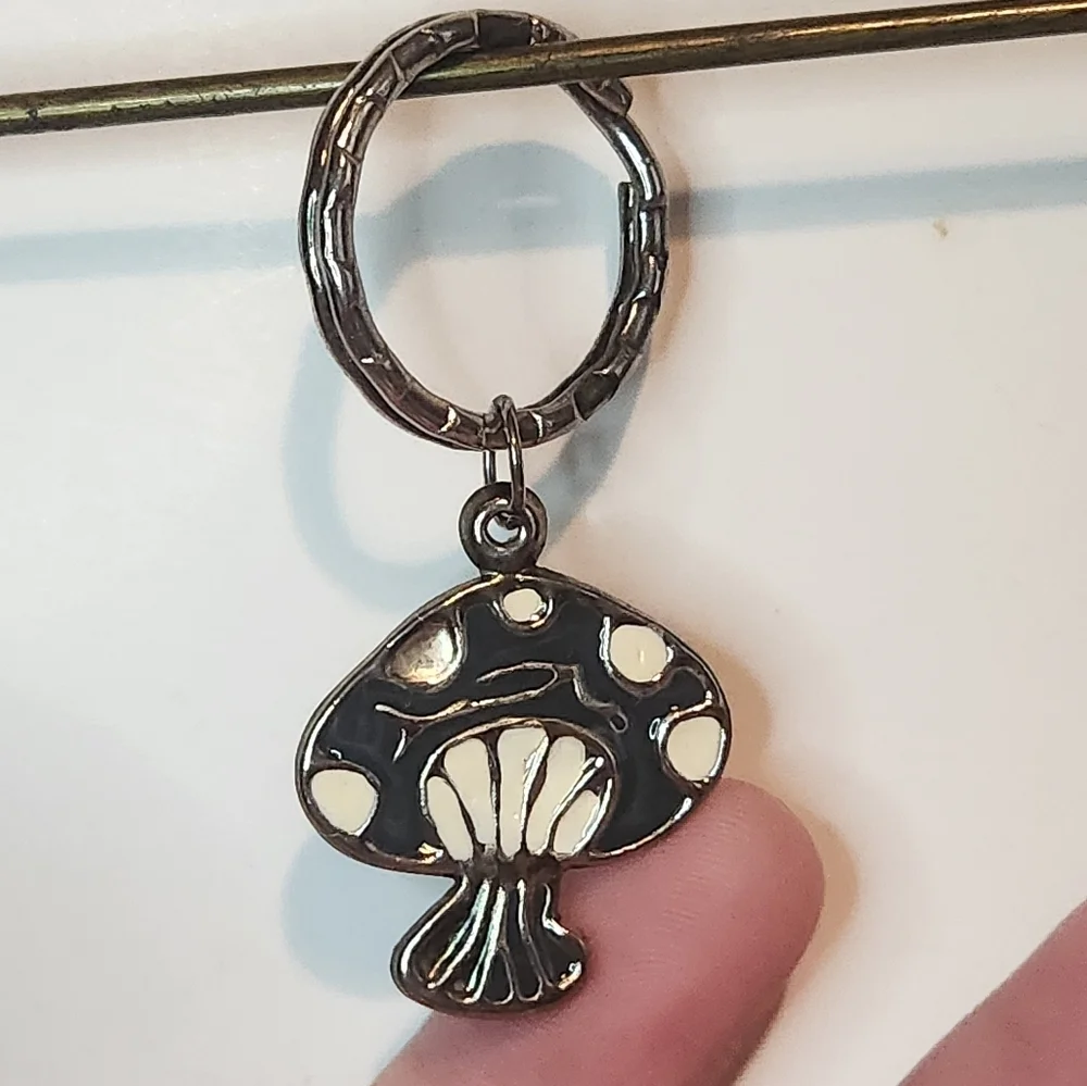 2” Unbranded Silver and Dark Grey Mushroom Keychain